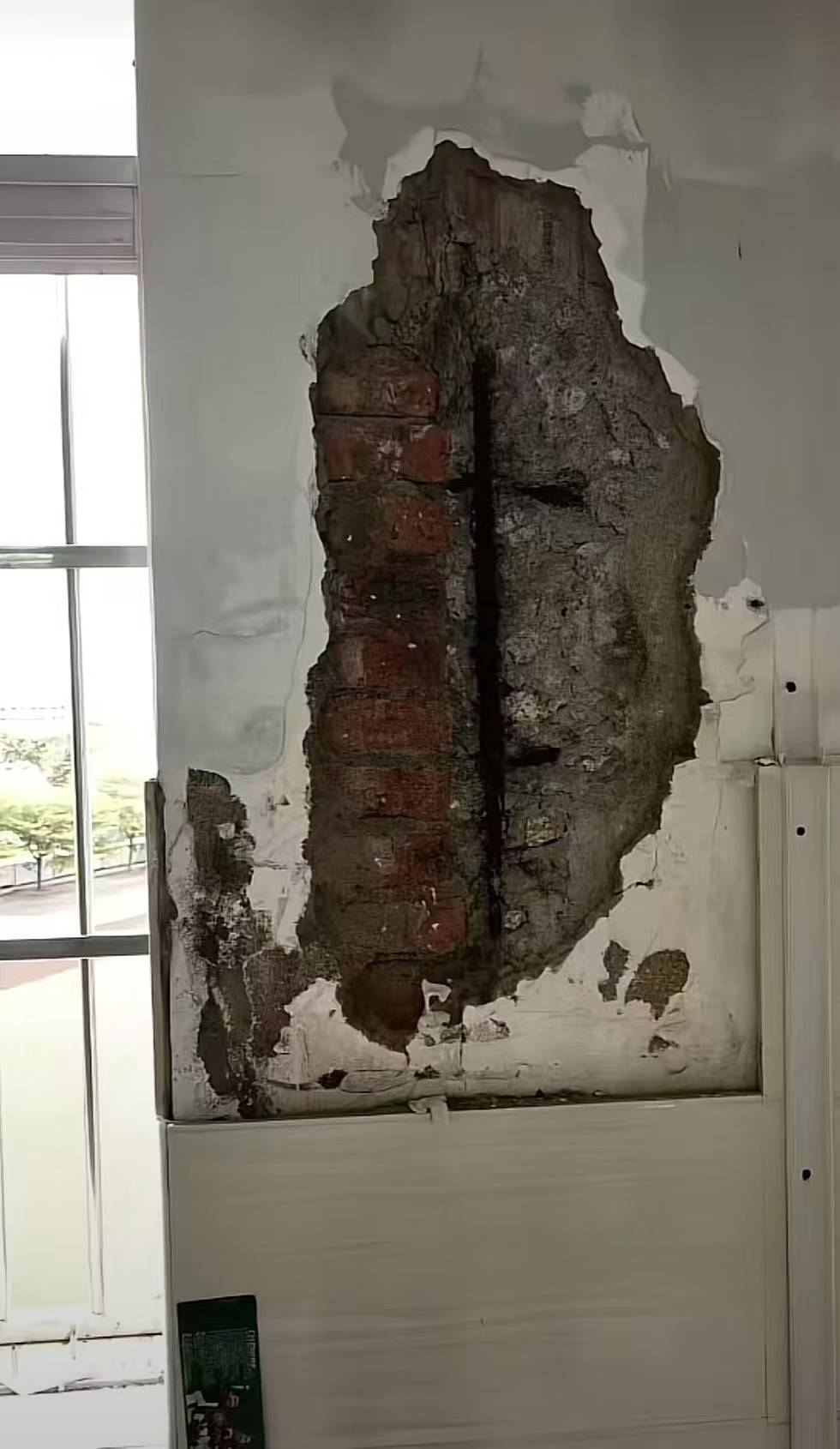 海南一小学教学楼成危楼致学生停课，教育局：借地办学，班车接送