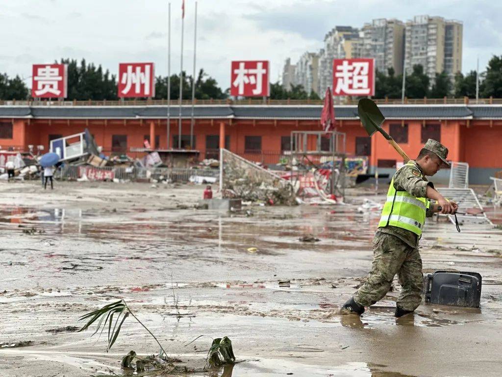 实拍洪水过后的榕江：“村超”球场淤泥最深近25厘米