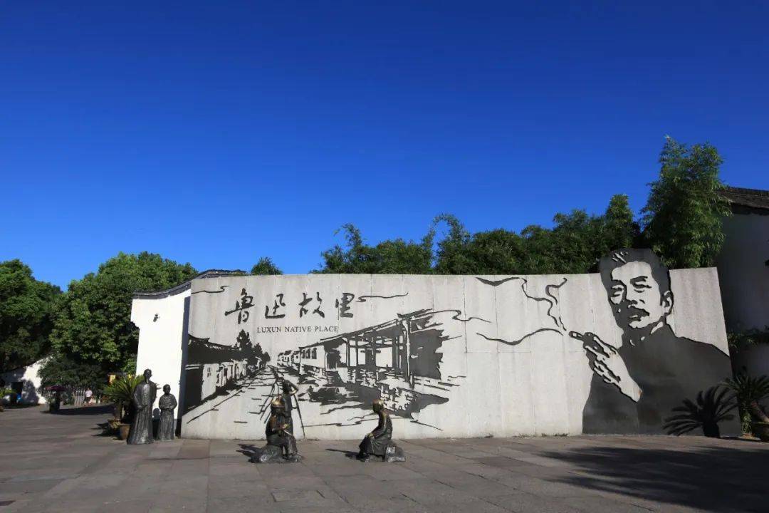 “鲁迅夹烟墙画”被投诉“误导青少年”，官方回应：景墙已落成22年，不轻易改变既有形象
