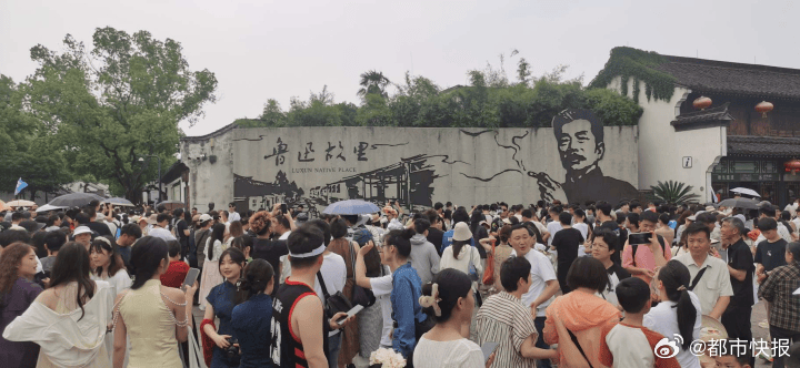 “鲁迅夹烟墙画”被投诉“误导青少年”，官方回应：景墙已落成22年，不轻易改变既有形象